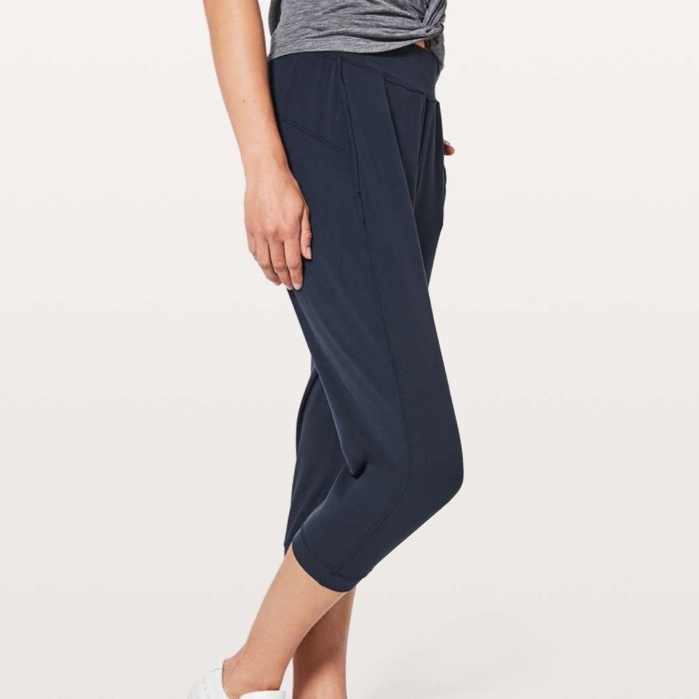 Lululemon rejuvenated crop 18” joggers size 4